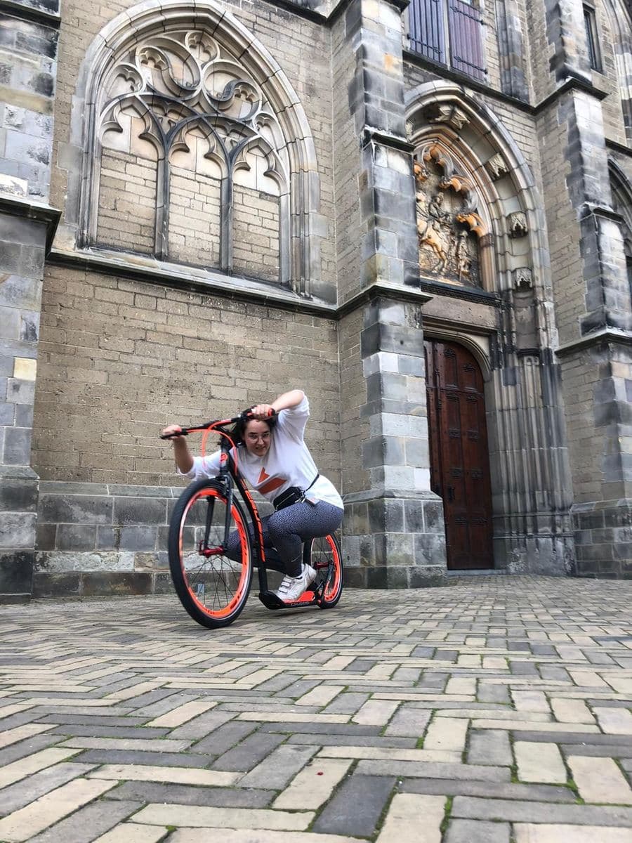 Twee mensen met gehuurde kickbikes voor de Domkerk in Utrecht