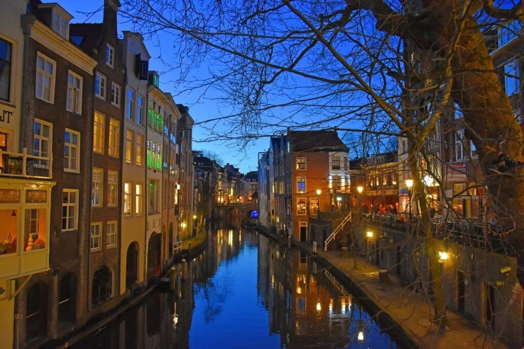 De Oudegracht in Utrecht in de avondschemering