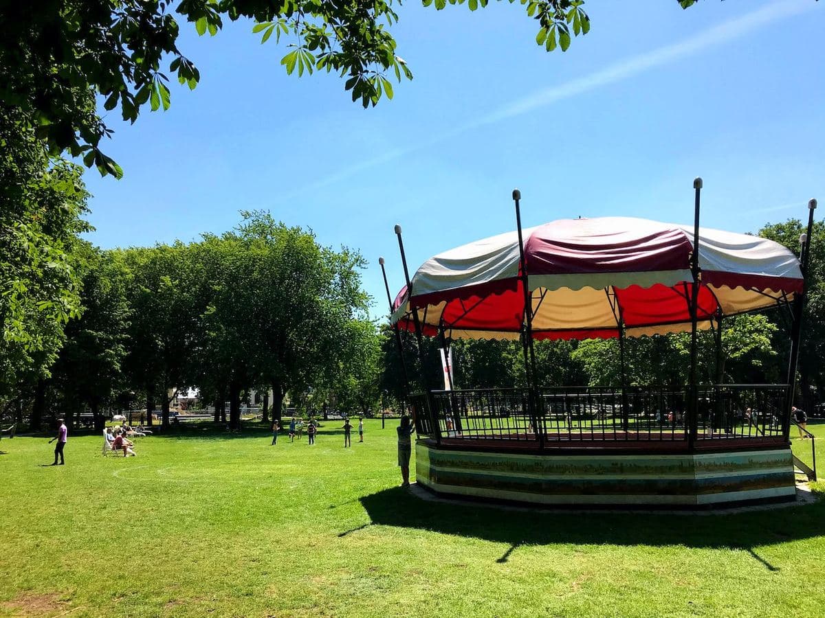 De muziekkoepel in park Lepelenburg in Utrecht