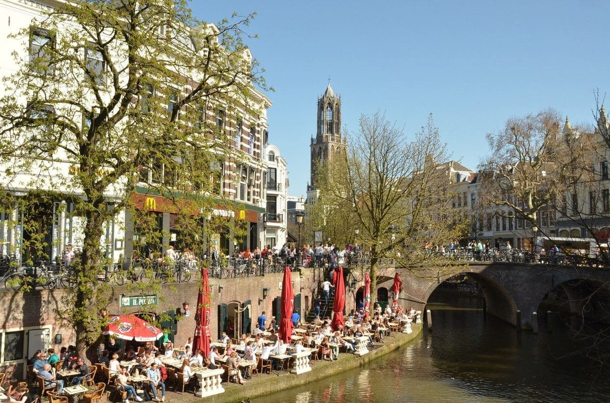 Terrassen op de werf van de Oudegracht met de Domtoren op de achtergrond