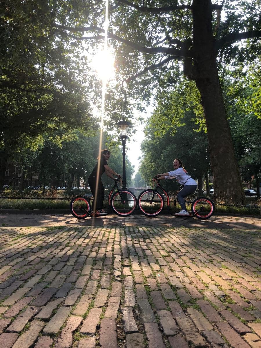 Kickbike op een brug over een Utrechtse gracht