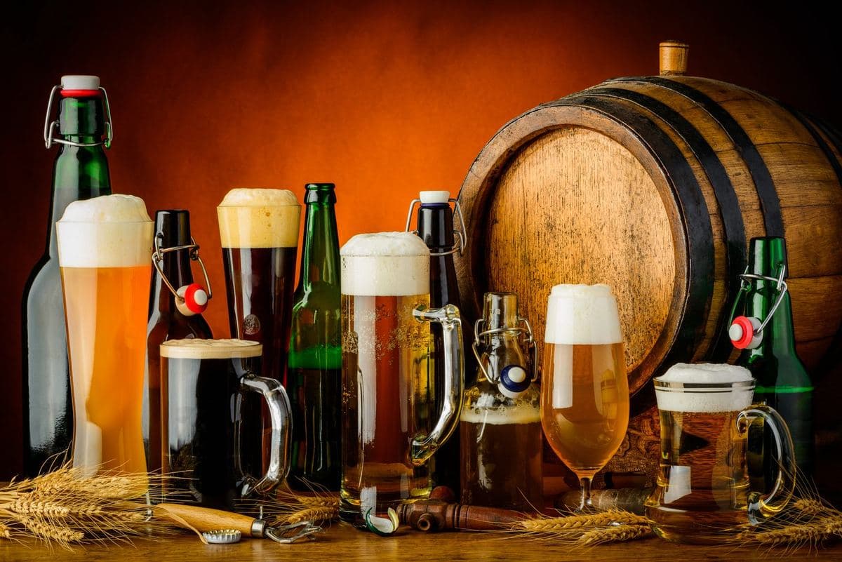 Biergläser auf dem Tisch bei einer Kneipentour in Utrecht