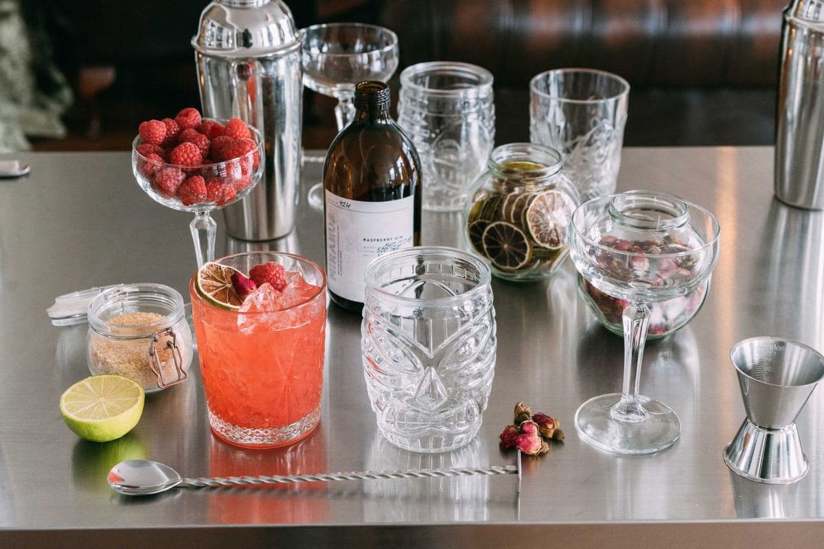 Cocktails worden gemaakt achter de bar in Utrecht