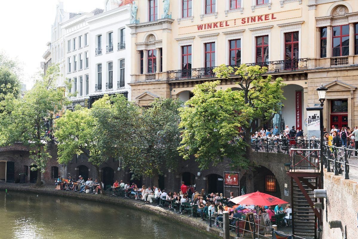 Terrassen aan de Oudegracht bij de Winkel van Sinkel in Utrecht