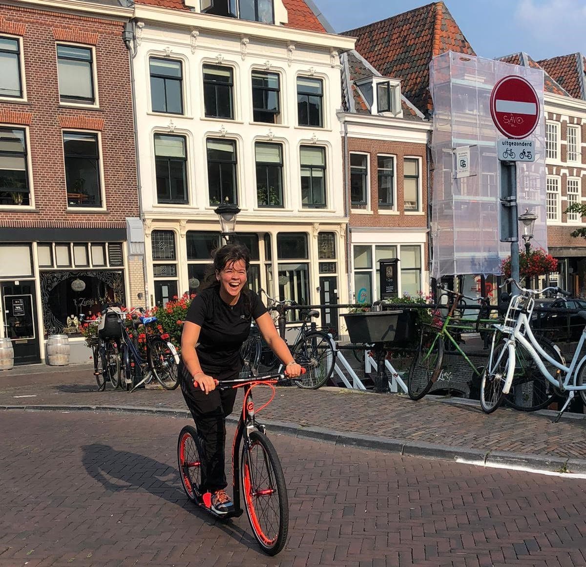 Mit dem Kickbike durch die Utrechter Innenstadt an geparkten Fahrrädern vorbei