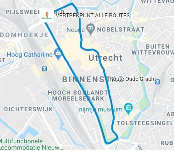 Kaartje van de Utrechtse binnenstad met de avondroute langs kroegen in blauw ingetekend