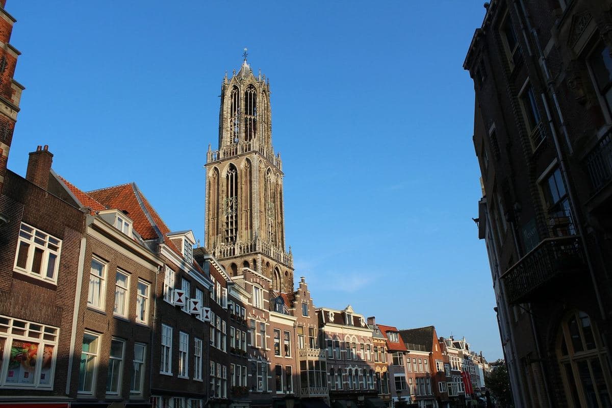 Der Domturm, von einer Utrechter Straße aus gesehen
