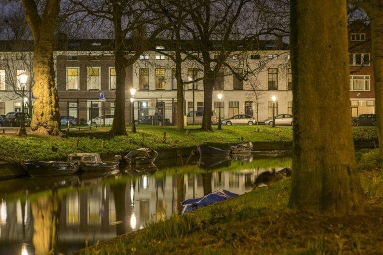 De Utrechtse singel met een brug over het water