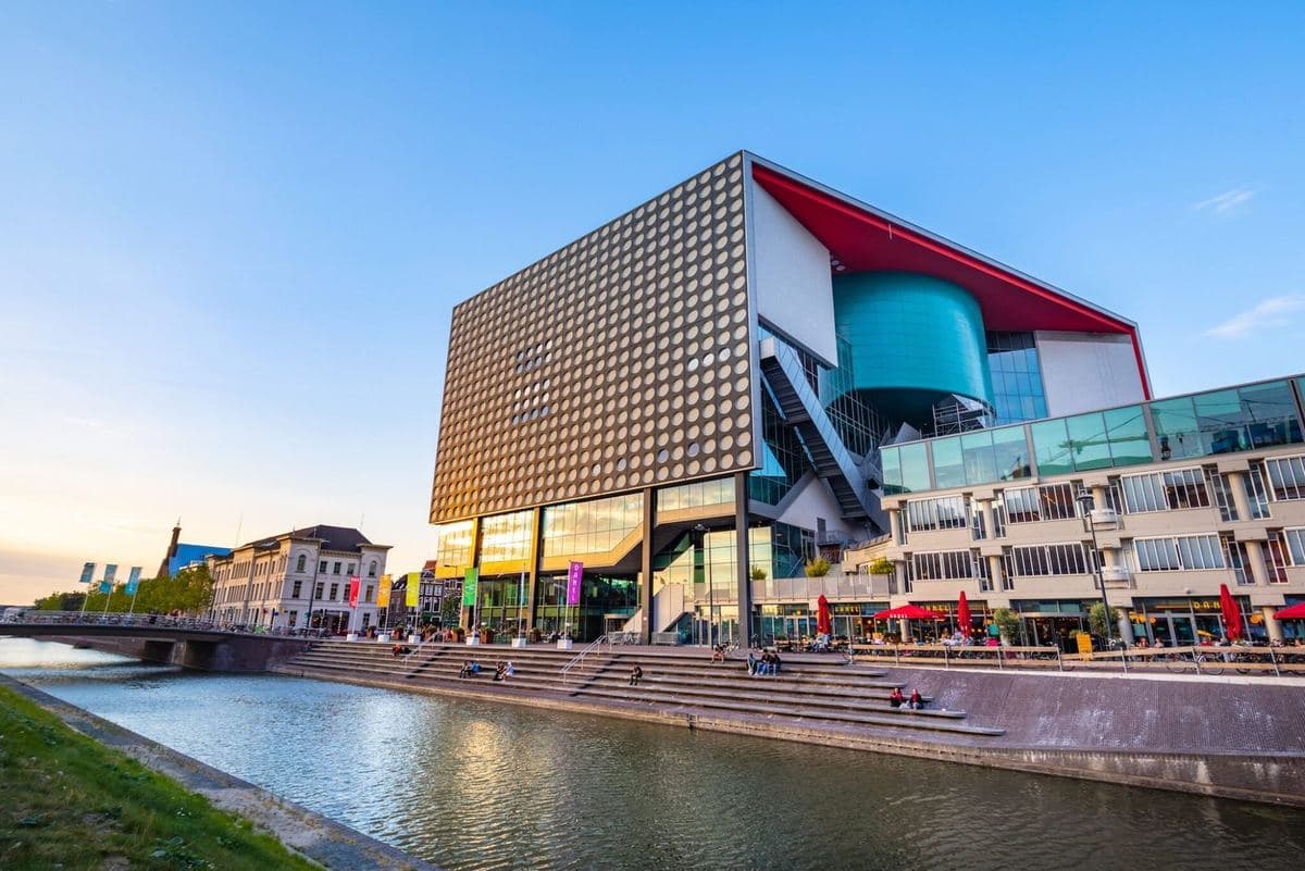 TivoliVredenburg aan het water in Utrecht